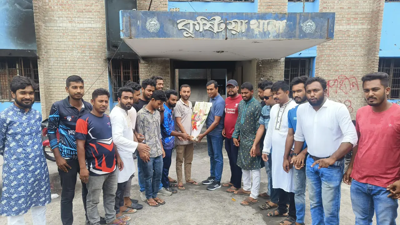 ওসিকে ফুল দিয়ে বরণ করলেন শিক্ষার্থীরা