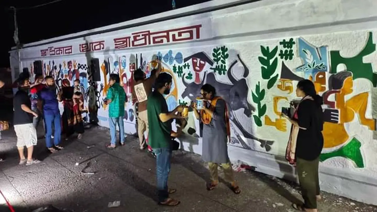 রং-তুলির ছোঁয়ায় প্রাণ ফিরে পেল ‘স্বাধিকার থেকে স্বাধীনতা’ মঞ্চ