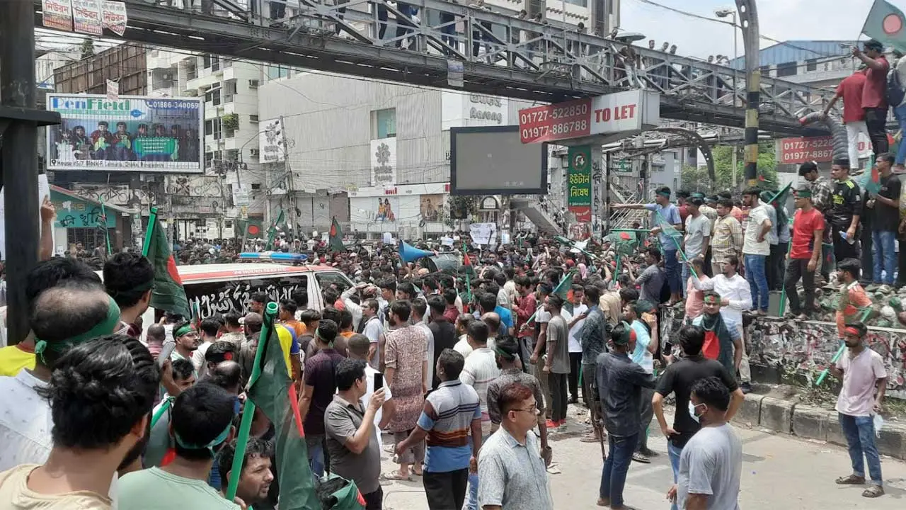 সায়েন্সল্যাবে বাড়ছে আন্দোলনকারীর সংখ্যা, কোথাও নেই পুলিশ