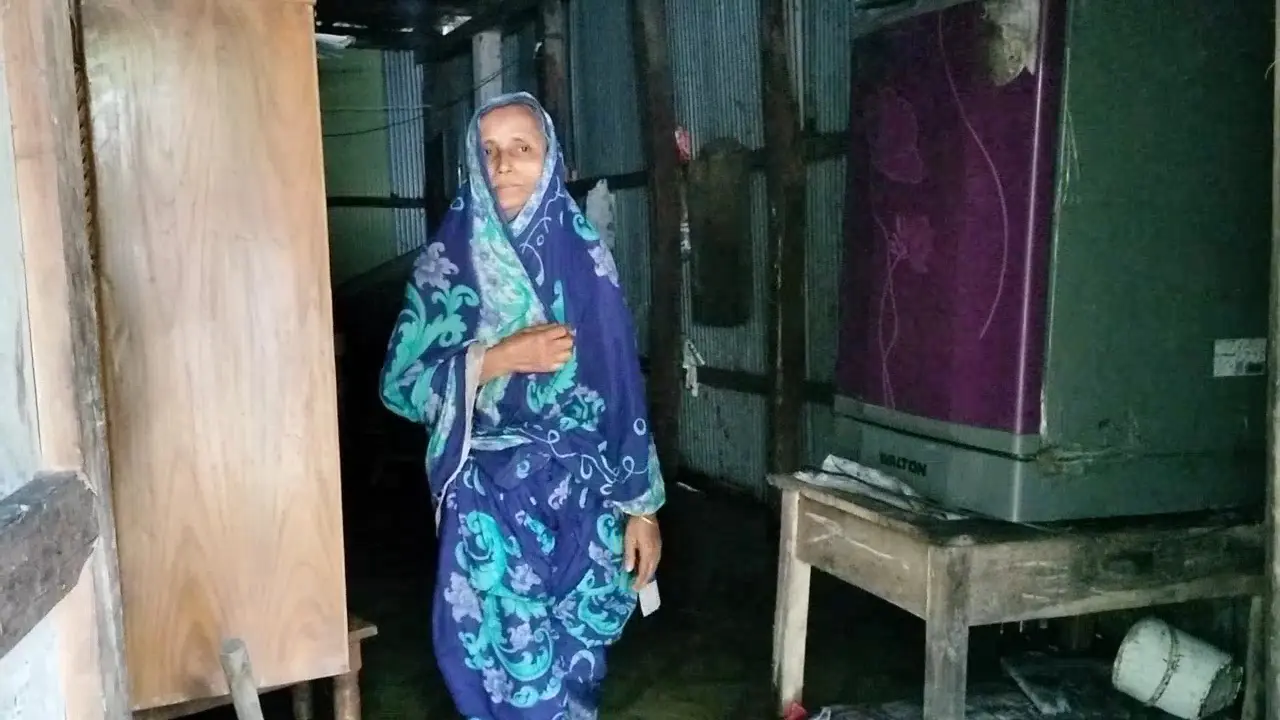 চুরির ভয়ে বাড়িঘর ছাড়ছে না পানিবন্দি অধিকাংশ মানুষ