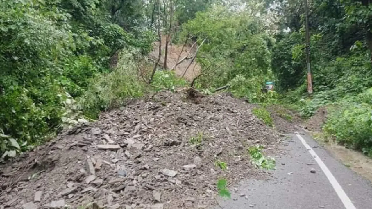 খাগড়াছড়ির আলুটিলায় পাহাড় ধসে যানচলাচল বন্ধ 