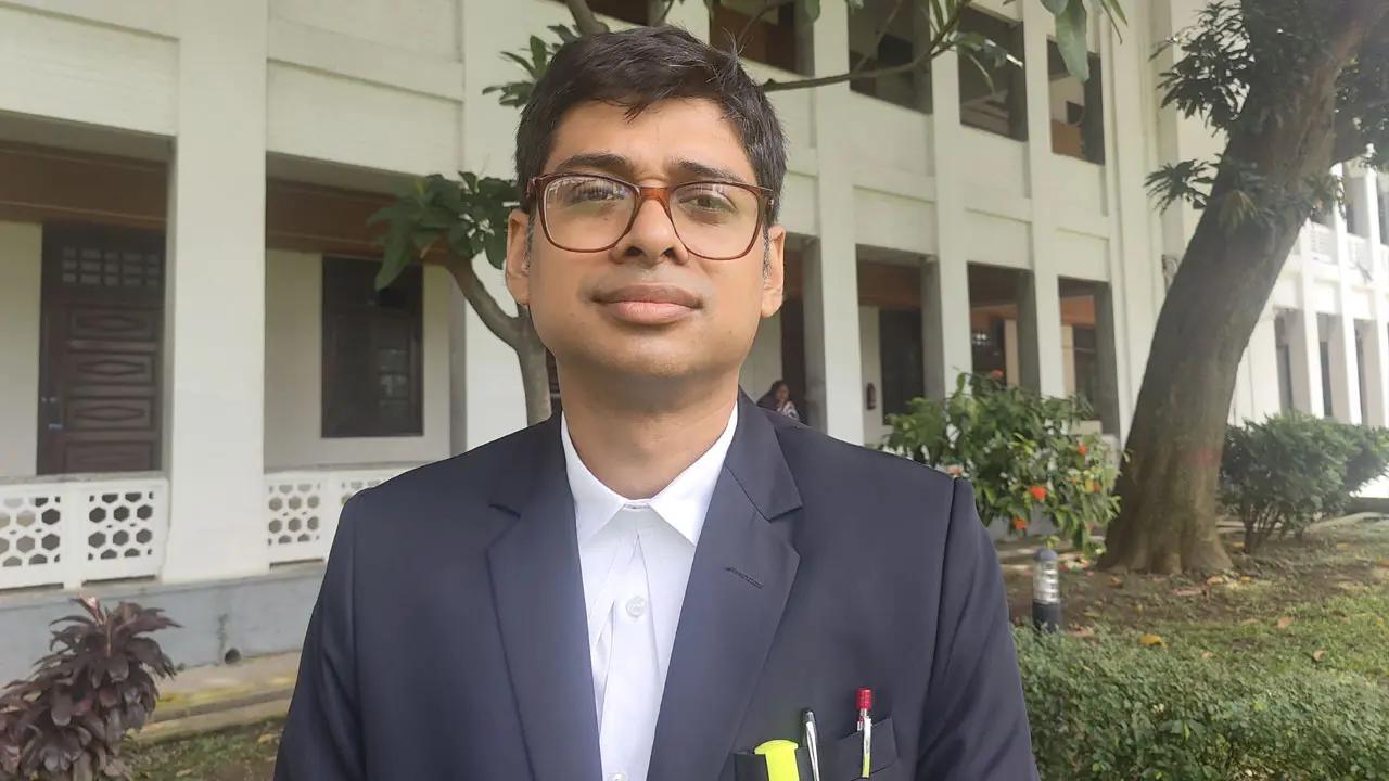 ভাইরাল আইনজীবী কে এই মানজুর মতিন?