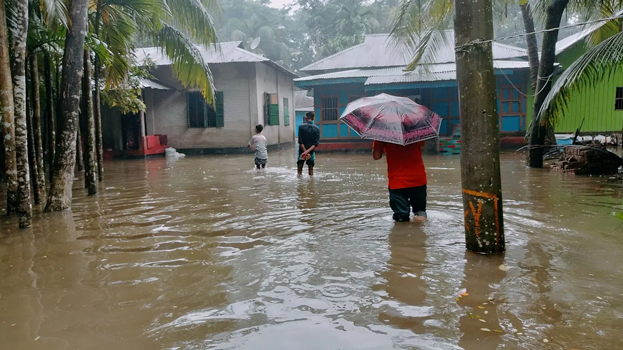 টানা বৃষ্টিতে ২২ দিন ধরে পানিবন্দি লক্ষ্মীপুরের লক্ষাধিক মানুষ