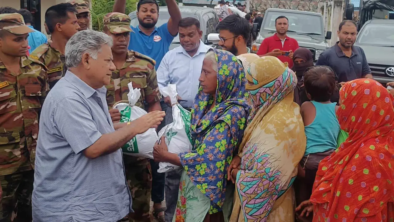 ফেনী ও কুমিল্লায় ত্রাণ বিতরণ করলেন উপদেষ্টা এম সাখাওয়াত