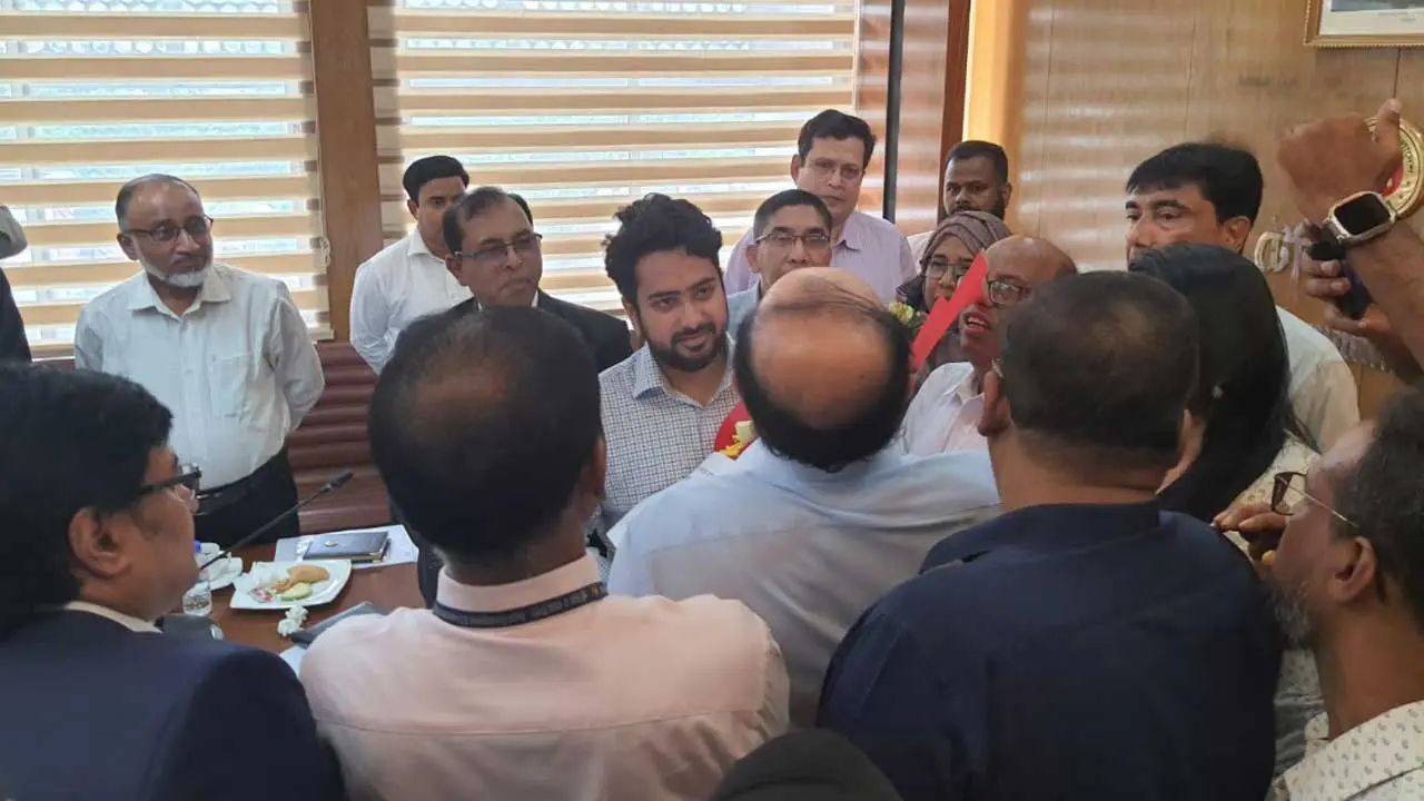 কর্মকর্তাদের বঞ্চনার কথা শুনলেন দুই উপদেষ্টা