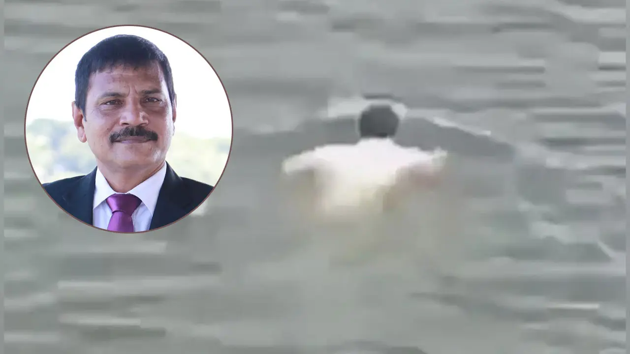 পুকুর সাঁতরে বোরকা পরে পালিয়েছেন আখাউড়ার মেয়র