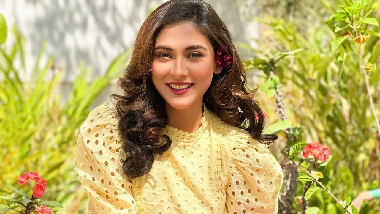 রাস্তায় নেমে মেহজাবীনের বিজয় উল্লাস, সঙ্গে কারা?