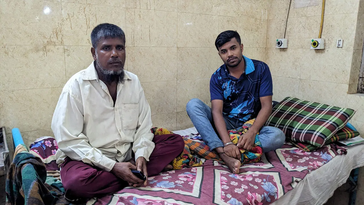 আনন্দ মিছিলে গিয়ে গুলিবিদ্ধ মনিরুল, অভাব-অনটনে দিন কাটছে পরিবারের
