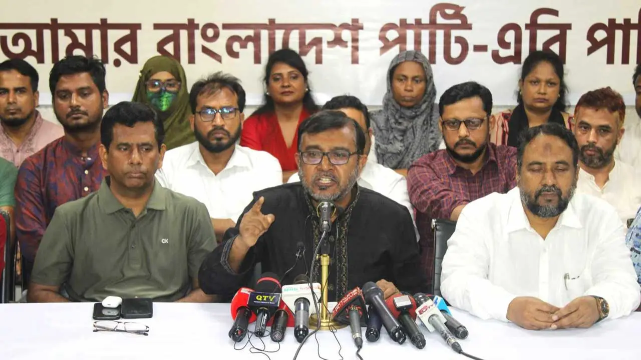 বলতেন শেখ হাসিনা পালায় না, অথচ নেতাকর্মীদের ফেলে পালালেন : মঞ্জু