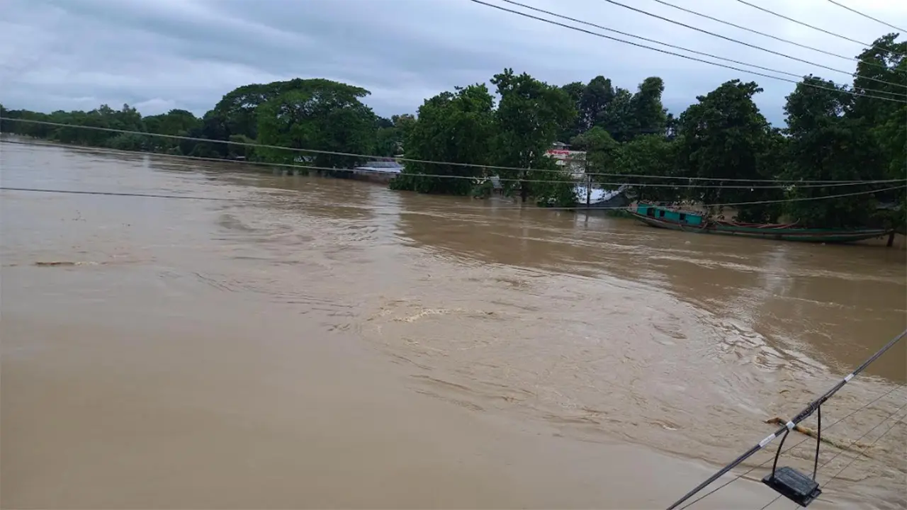 বিপৎসীমার নিচে ধলাই, কমছে মনু নদীর পানিও
