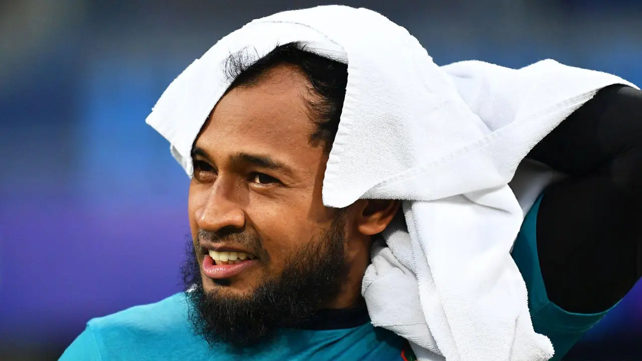 চোট পেয়ে মাঠ ছাড়লেন মুশফিক, ফিরলেন বাবর 