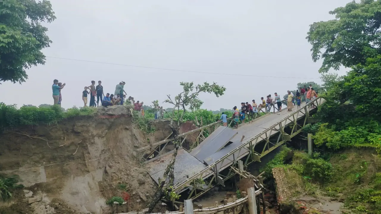 ভারী বর্ষণে ভেঙে পড়ল বেইলি ব্রিজ