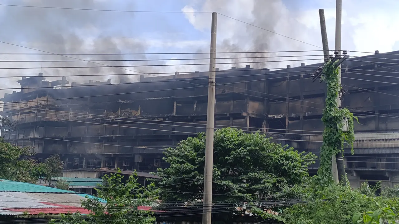 ধসে পড়তে পারে গাজী টায়ার কারখানার ৬ তলা পোড়া ভবনটি