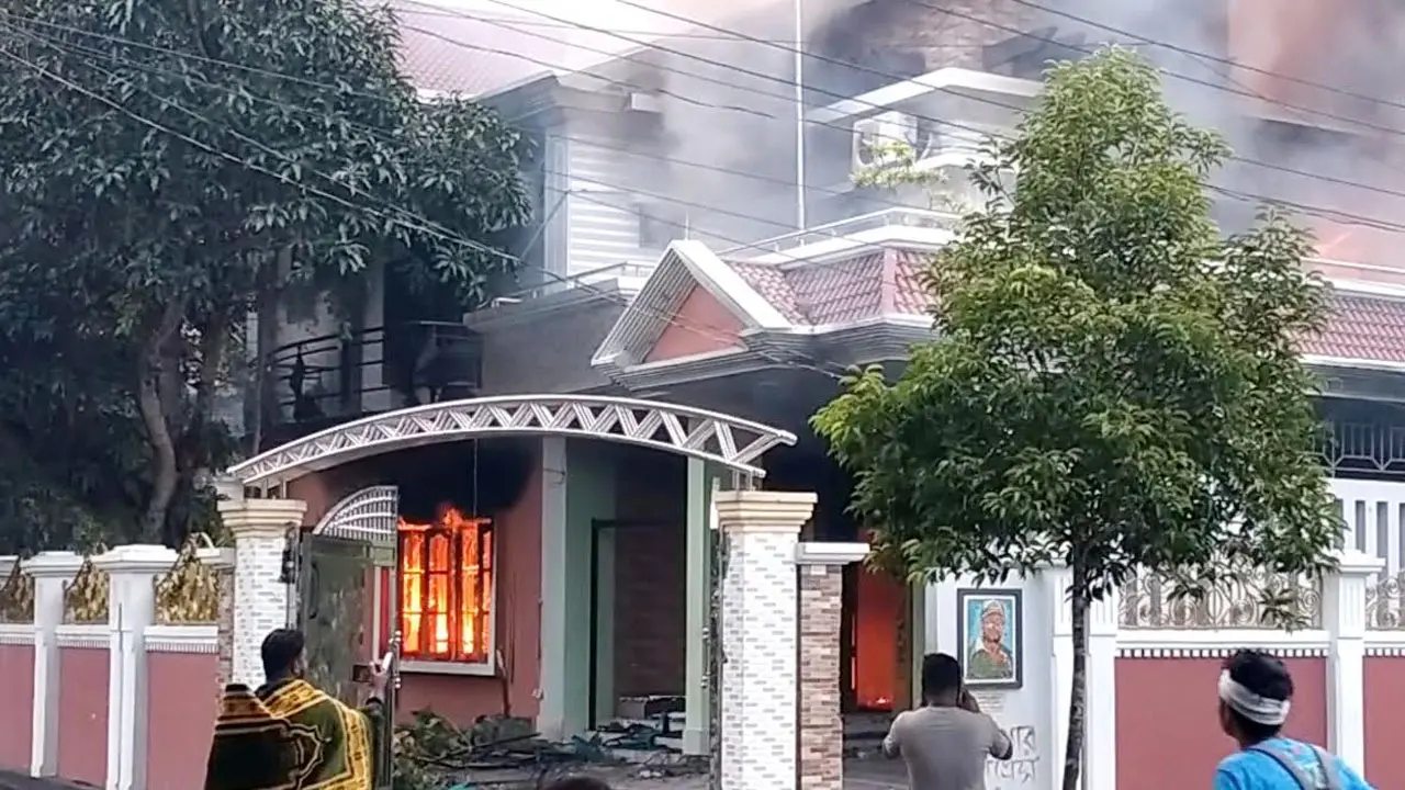 নড়াইলে মাশরাফিসহ আ. লীগের নেতাদের বাড়িতে ভাঙচুর-আগুন