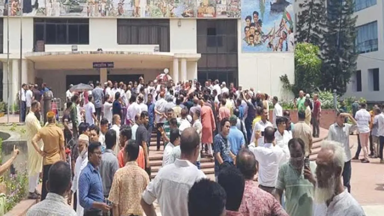 হারানো চাকরি ফেরত চান জাতীয় বিশ্ববিদ্যালয়ের কর্মকর্তা-কর্মচারীরা