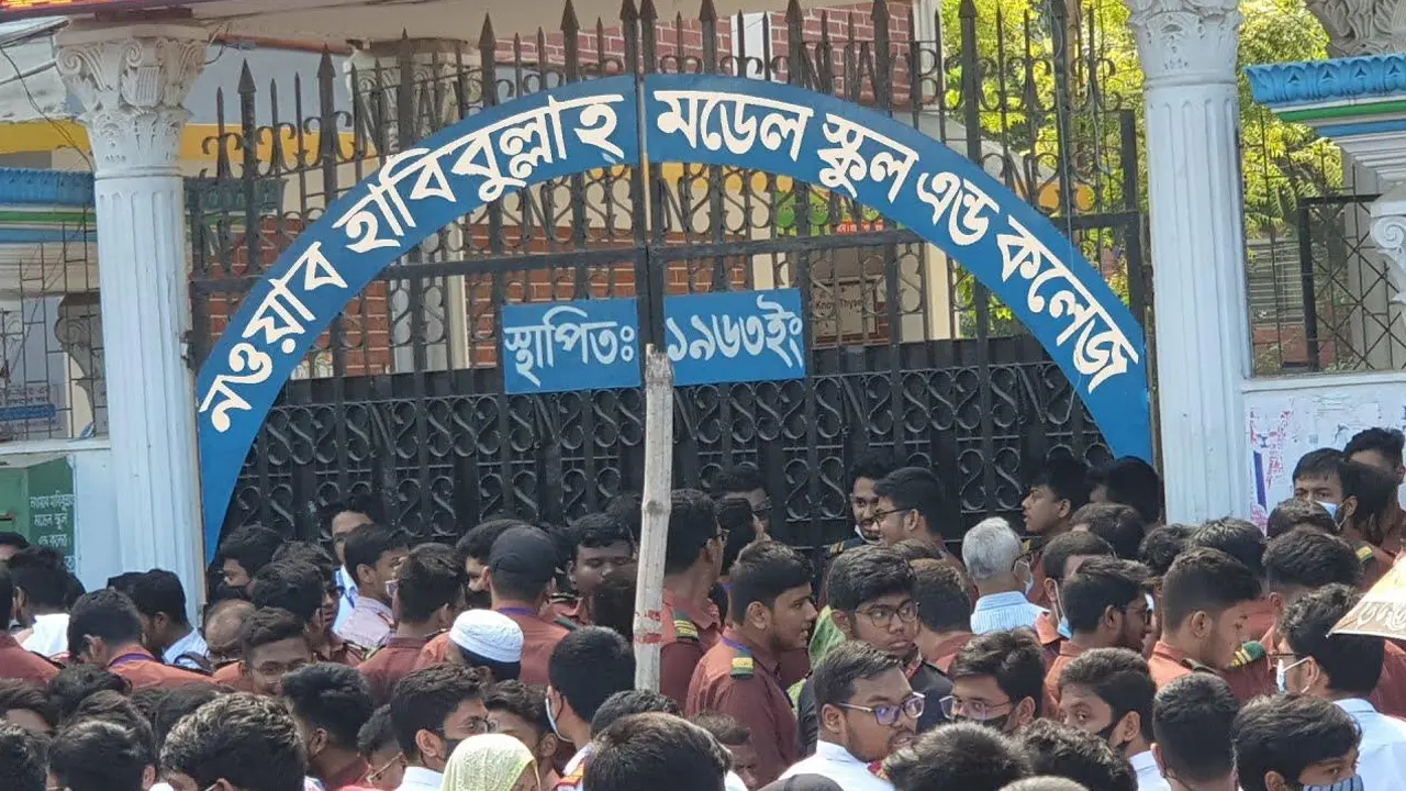 এক শিক্ষককে পেটালেন আরেক শিক্ষক
