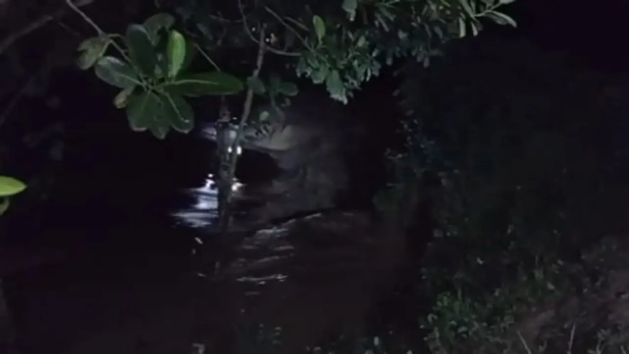 যে কোনো সময় ধসে পড়তে পারে গোমতী নদীর বাঁধ