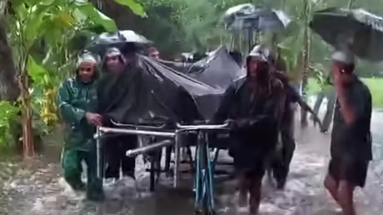 পারিবারিক কবরস্থানে কোমর পানি, দেড় কিলোমিটার দূরে হলো দাফন