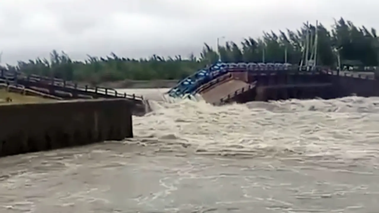 বন্যার পানির চাপে ভেঙে গেল মুছাপুর স্লুইসগেট, আতঙ্কে এলাকাবাসী
