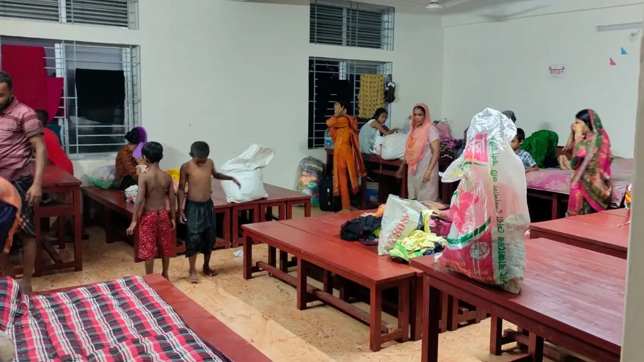 নোয়াখালীতে পানিবন্দি ২২ লাখ মানুষ, আশ্রয়কেন্দ্রে উঠেছে ২০ হাজার