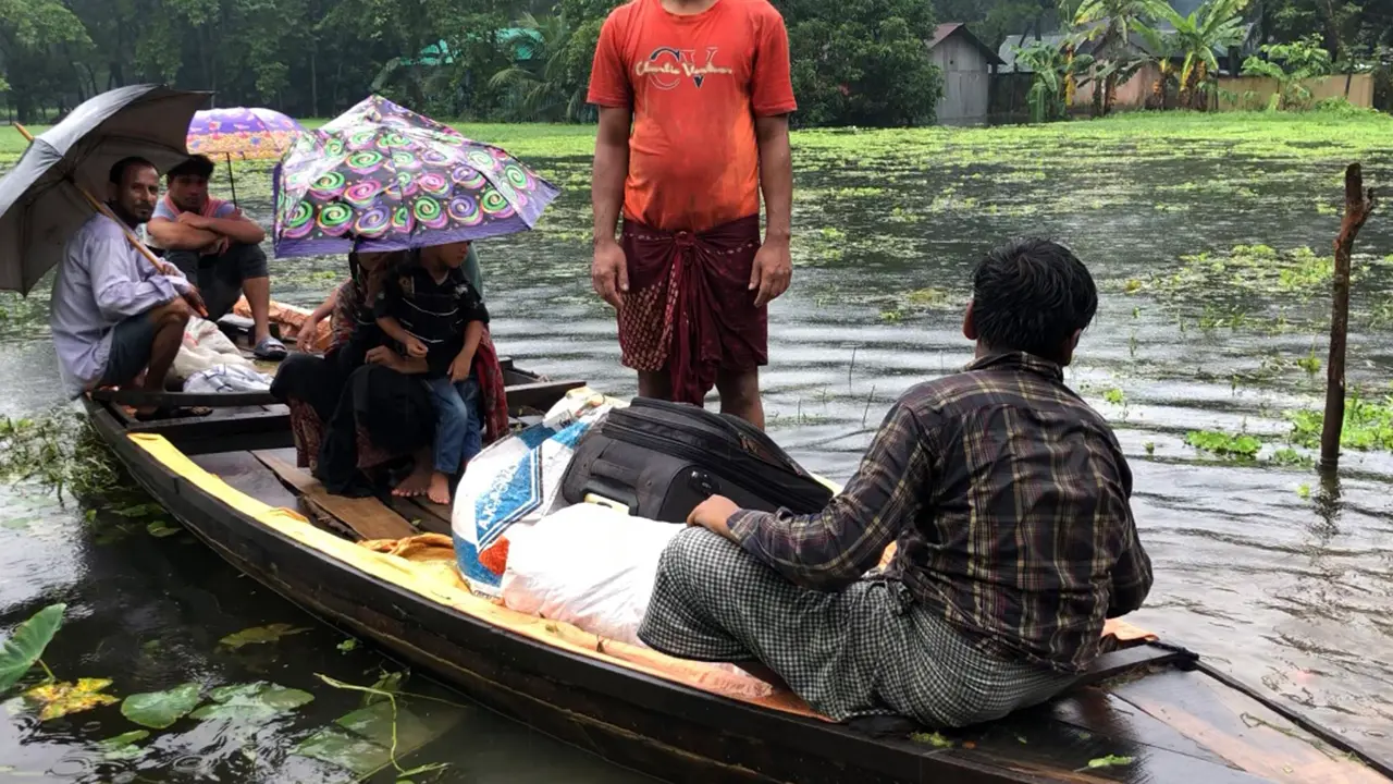 নোয়াখালীতে বসতবাড়িতে পানি, নিরাপদ আশ্রয়ে যাচ্ছেন বাসিন্দারা