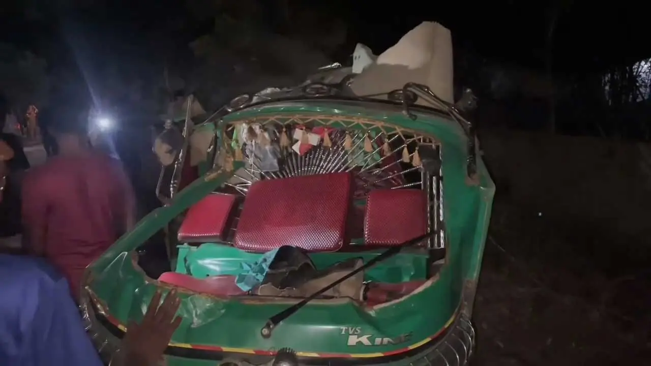 পাবনায় যাত্রীবাহী বাসের ধাক্কায় অটোরিকশার ৩ যাত্রী নিহত