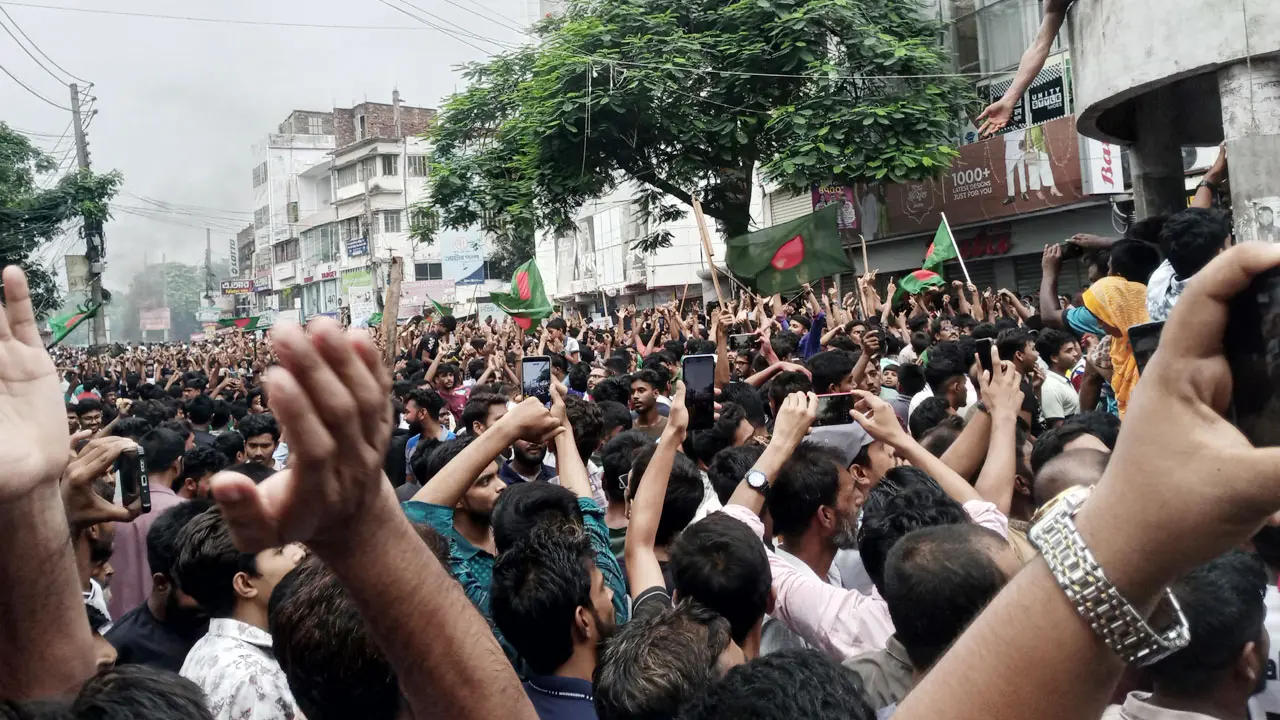 পাবনায় বিজয় মিছিল, দোকান ভেঙে মিষ্টি বিতরণ 