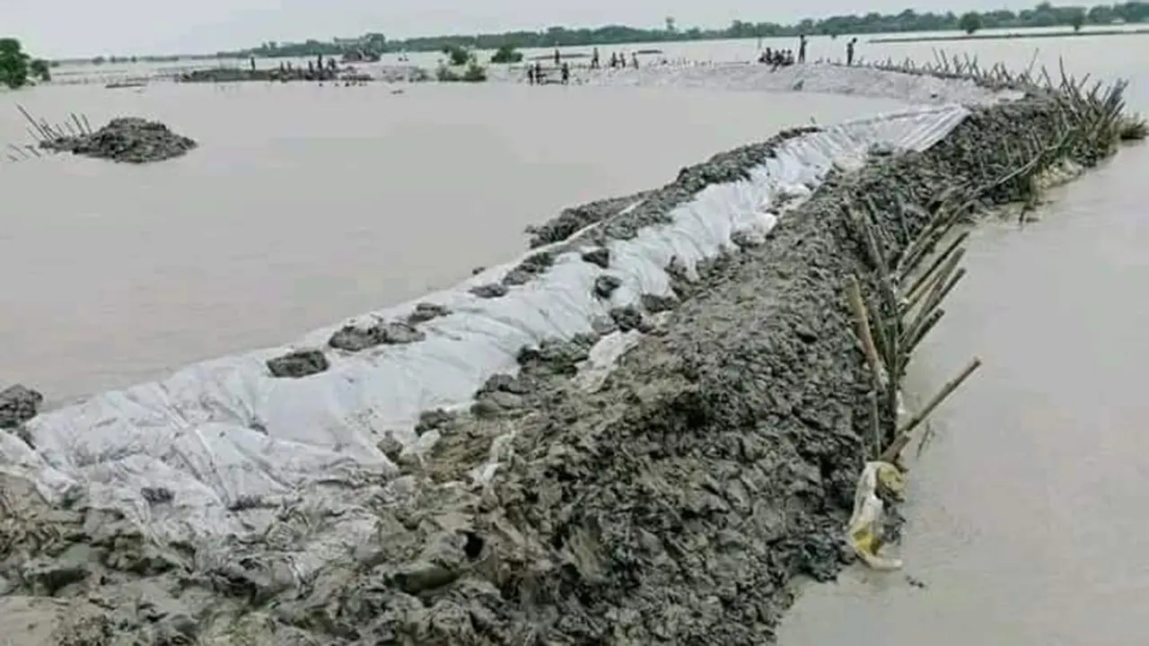 বাঁধ মেরামত হলেও পাইকগাছার দুর্গত ১৫ গ্রামে কমেনি দুর্ভোগ