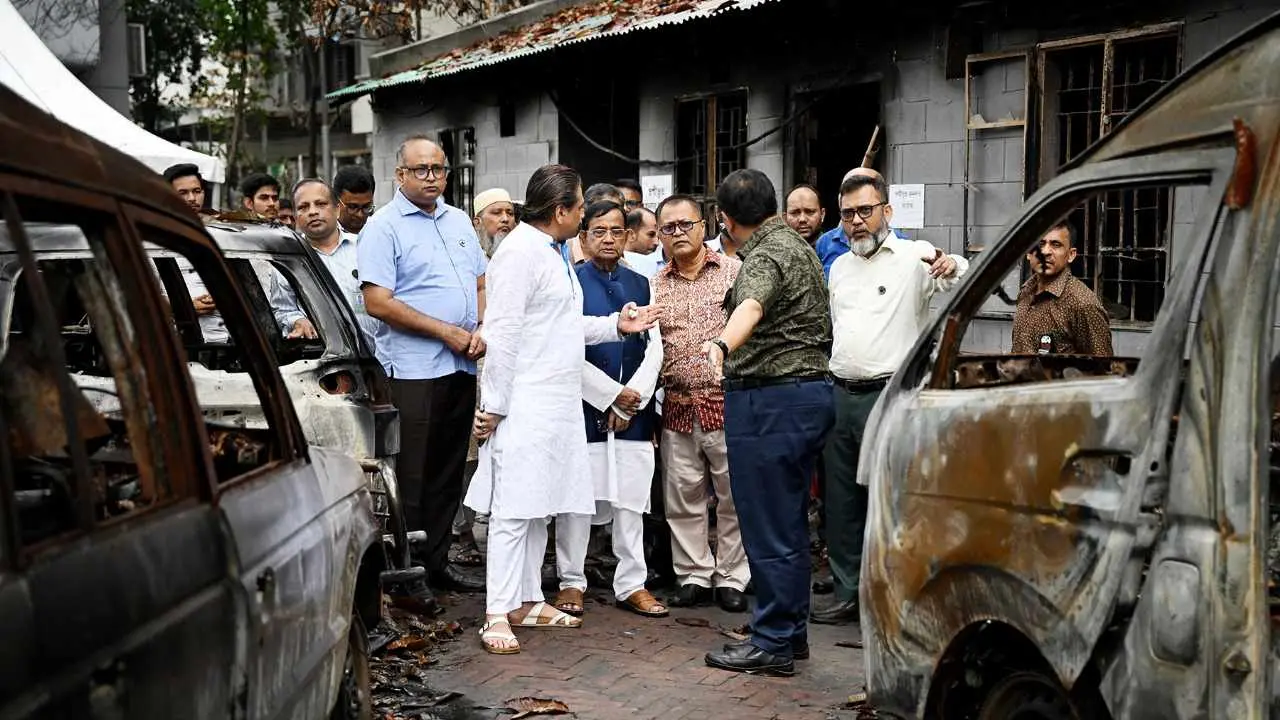 ক্ষতিগ্রস্ত মেট্রোরেল ও সেতু ভবন পরিদর্শনে সংসদীয় কমিটি