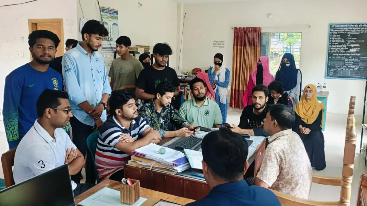 পিরোজপুরে ঘুষ বাণিজ্য বন্ধে ভূমি অফিসে ছাত্ররা