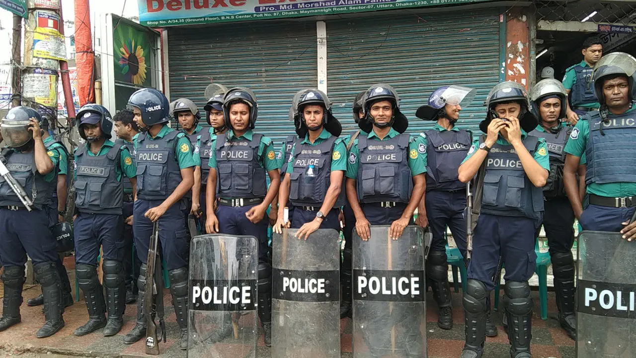 উত্তরার মোড়ে মোড়ে সতর্ক অবস্থানে পুলিশ