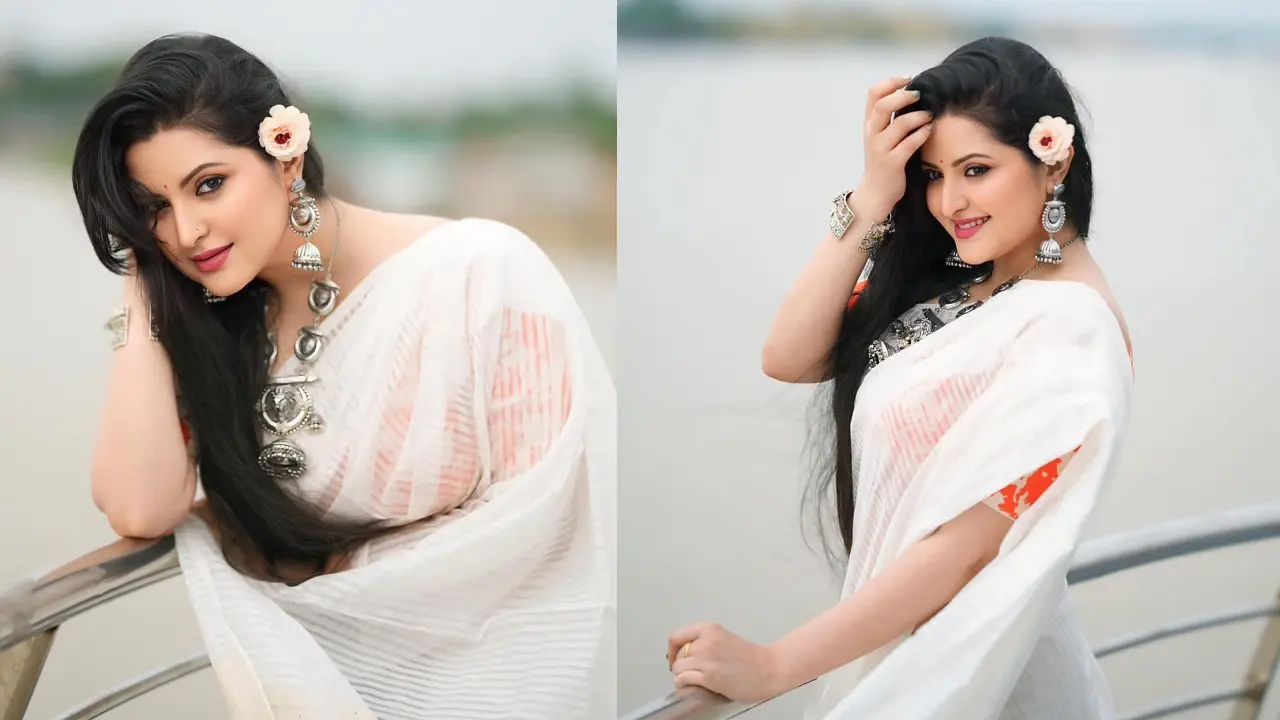 নদীর বুকে লঞ্চে পরীমণির ফটোসেশন