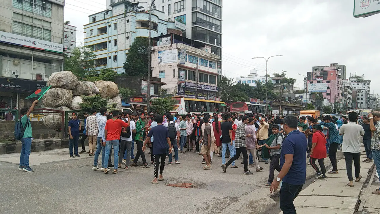 হুট করেই নেমে এলো শিক্ষার্থীরা, বিক্ষোভে বন্ধ হলো প্রগতি সরণি
