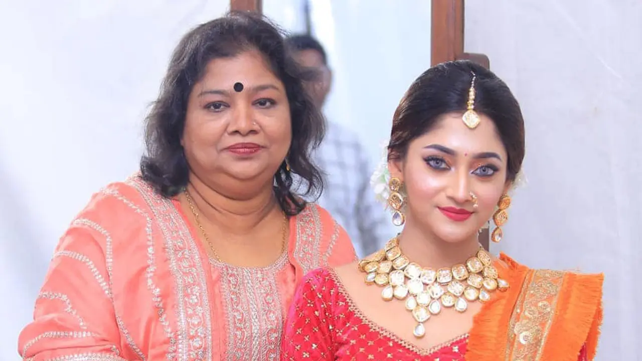 জন্মদিনে প্রয়াত মায়ের কাছে পূজা চেরির আবদার
