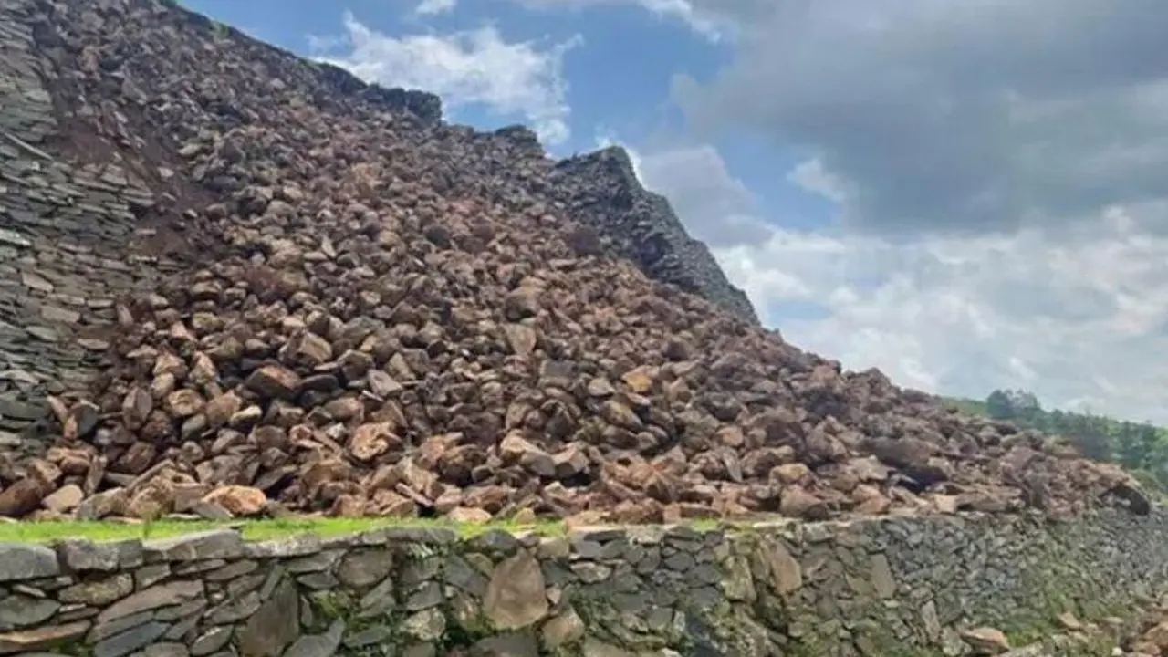 ধসে পড়ল প্রাচীন পিরামিড