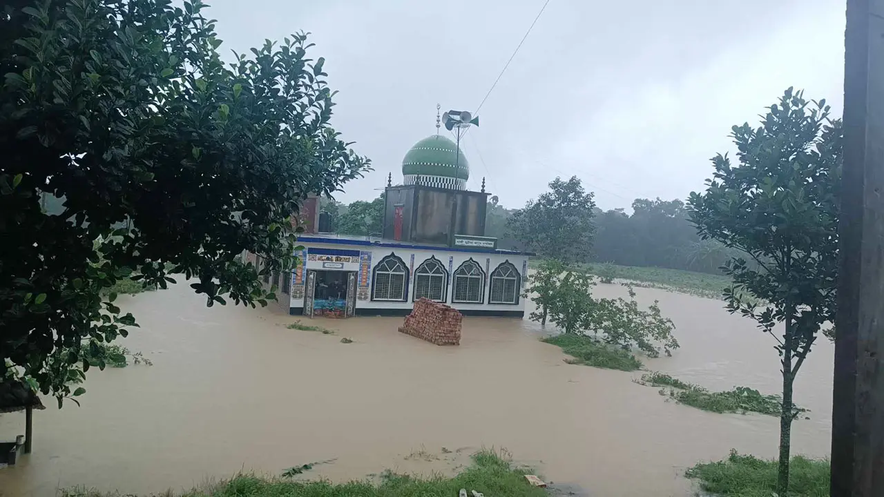 কুমিল্লায় ভারী বর্ষণে শহরে জলাবদ্ধতা, নিম্নাঞ্চল প্লাবিত