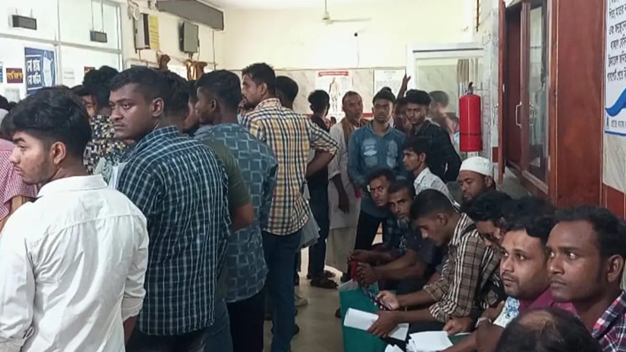 রাজবাড়ীতে হঠাৎ পাসপোর্ট করার হিড়িক, চাপ সামলাতে হিমশিম