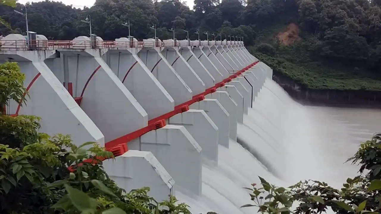 চূড়ান্ত বিপৎসীমায় কাপ্তাই হ্রদের পানি, খোলা রয়েছে ১৬টি জলকপাট