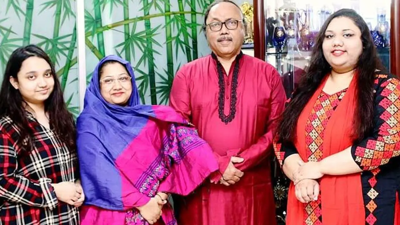 সপরিবারে ভারতে পাড়ি জমিয়েছেন মেয়র লিটন