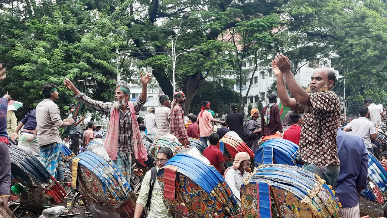 এবার রাস্তায় নামলেন রিকশাচালকরাও