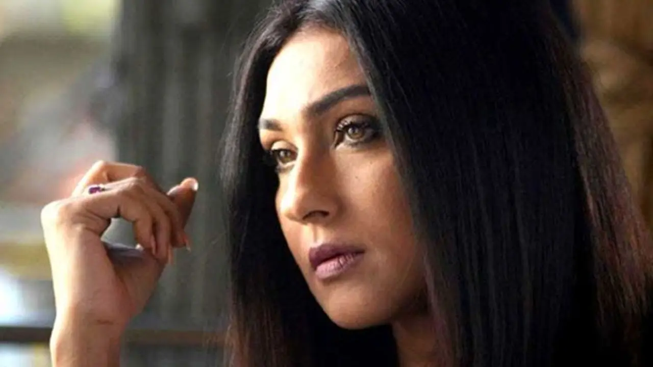 সমালোচনা ভুলে রাজপথে নামছেন ঋতুপর্ণা