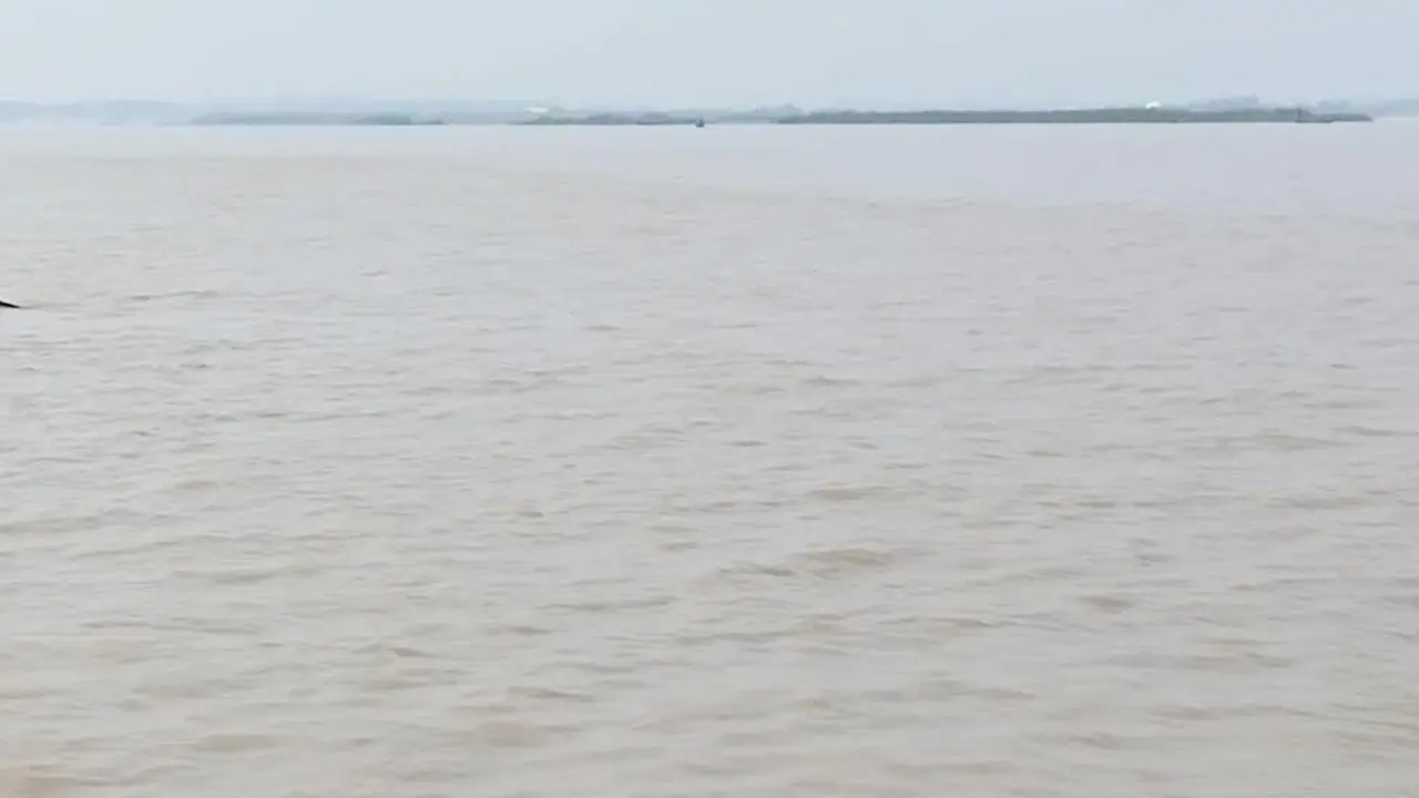 মেঘনায় বরযাত্রীবাহী ট্রলারডুবিতে দুই নারী নিহত, বরসহ নিখোঁজ ৩