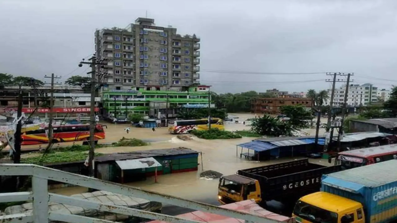 বন্যার পানিতে তলিয়ে গেছে ঢাকা-চট্টগ্রাম মহাসড়ক 