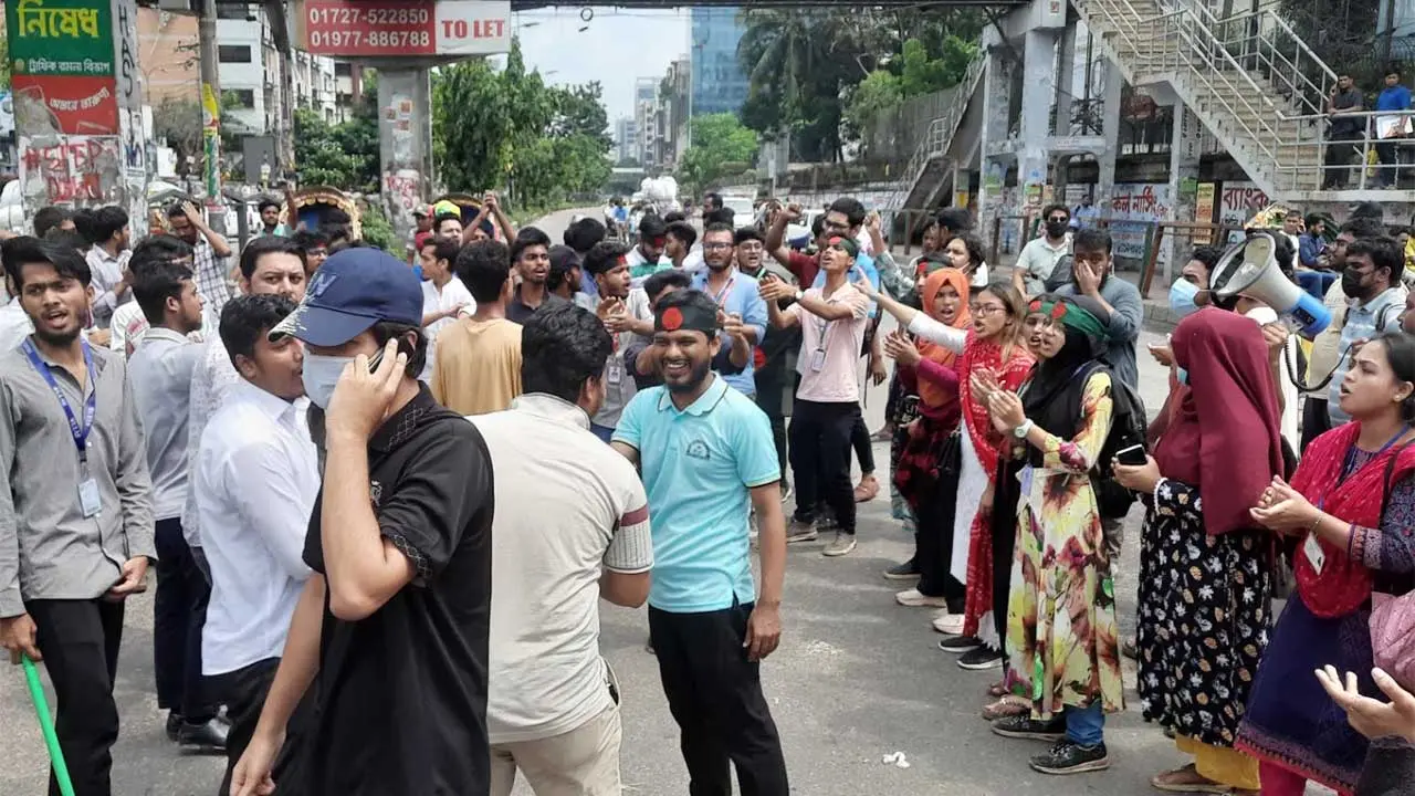 সায়েন্সল্যাব অবরোধ করেছেন আন্দোলনকারীরা, নেই পুলিশ