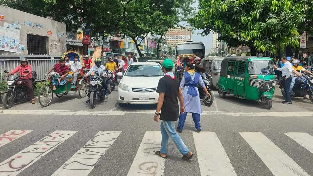 আজও সড়কে ট্রাফিকের দায়িত্ব পালন করছেন শিক্ষার্থী-স্বেচ্ছাসেবকরা
