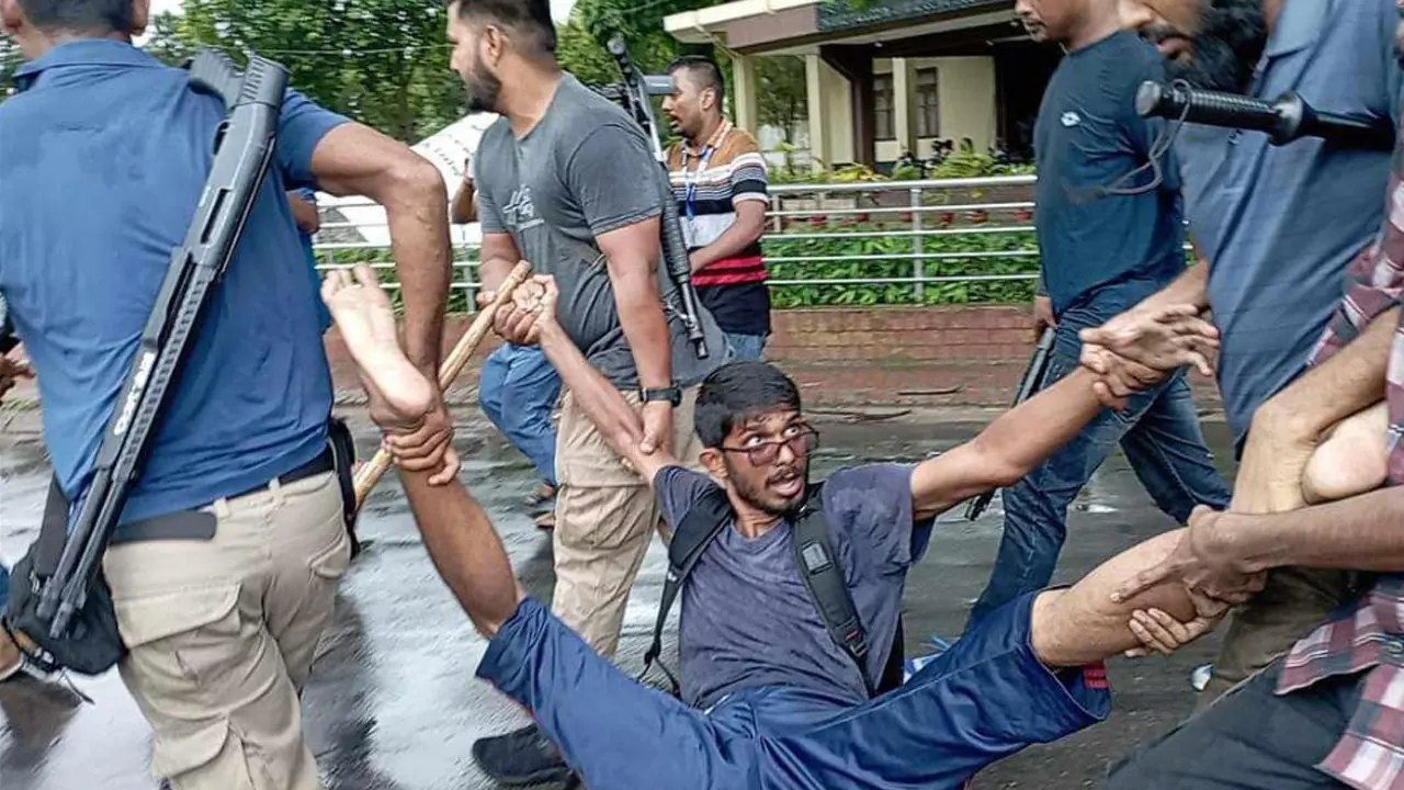 রাবি থেকে শিক্ষার্থীদের তুলে নেওয়ার চেষ্টা, বাধা দিলেন শিক্ষকরা