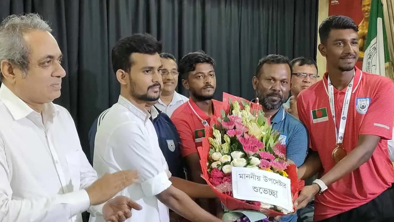 মন্ত্রণালয়ের পুরস্কারের অর্থ বন্যার্তদের দিলেন সাফজয়ীরা