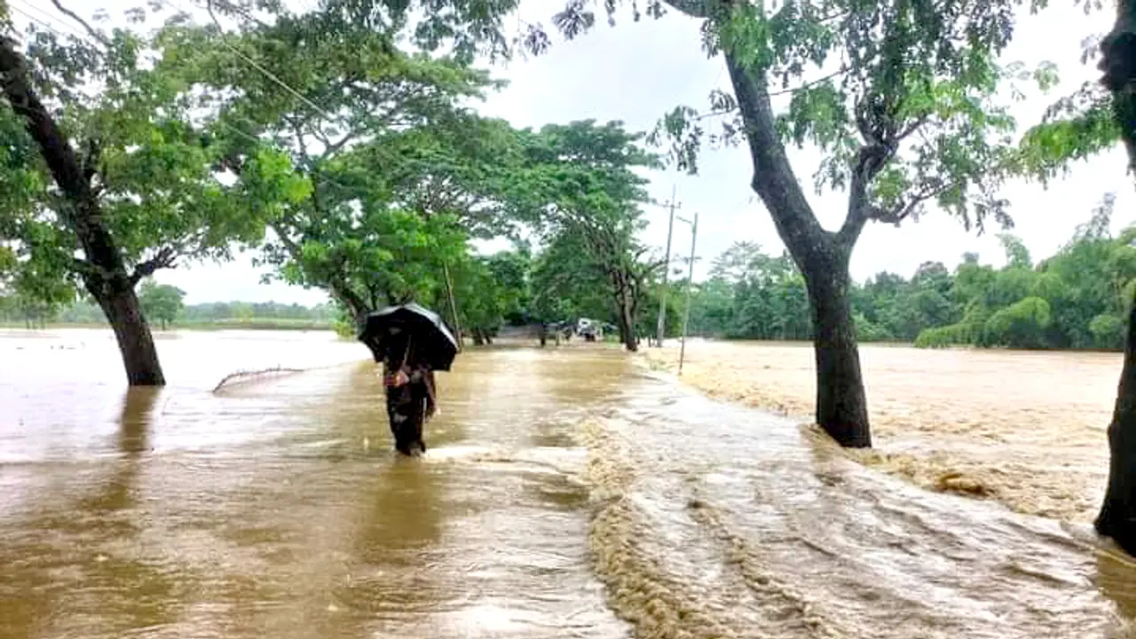 সড়ক ডুবে সাজেকে যান চলাচল বন্ধ, আড়াই শতাধিক পর্যটক আটকা