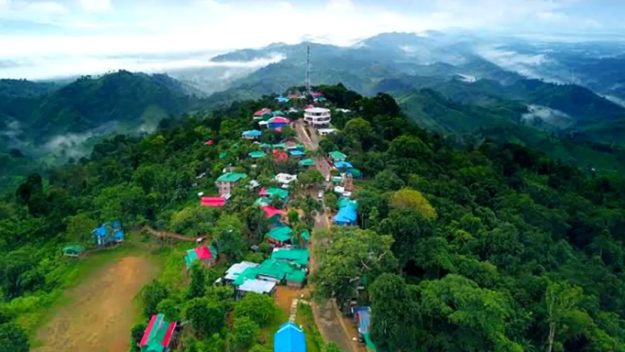 সাজেকে আটকে পড়া পর্যটকরা ফিরছেন 