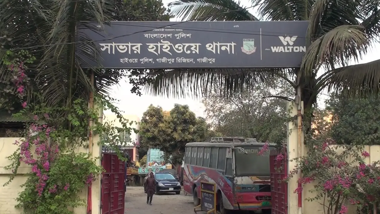 সাভারে বাস-ট্রাকের মুখোমুখি সংঘর্ষ, আহত ১৫ পোশাক শ্রমিক